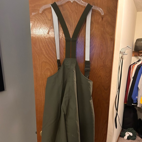 Gore Tex Bibs Medium Sized fits perfect for people 6 foot and shorter - Picture 3 of 3